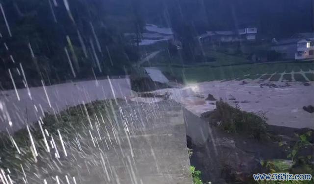 湖北老兵冲锋在前看管全球 抗洪一线显骨子