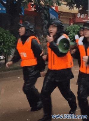湖北老兵冲锋在前看管全球 抗洪一线显骨子