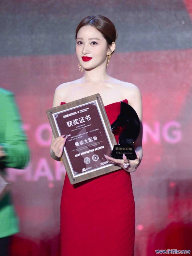 孙嘉璐出席亚洲外洋后生影东说念主之夜 获最好女副角奖
