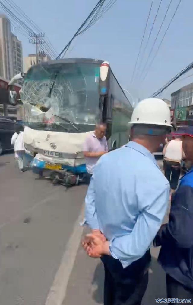 安徽一客车逆行撞上公交车 事故致多东说念主受伤