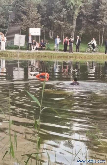 须眉救起落水女孩后寡言驾车离开 果敢活动暖和东谈主心
