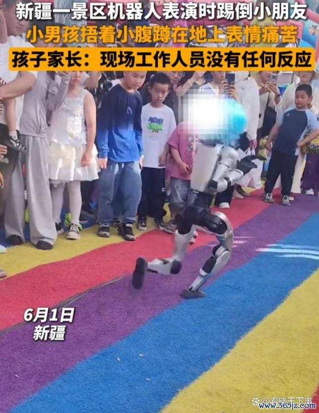 景区机器东说念主扮演时一脚踢中小一又友